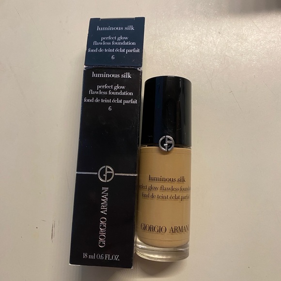Giorgio Armani Luminous Silk Natural Glow Blurring Liquid Foundation Nr. 6 - Picture 8 of 8
